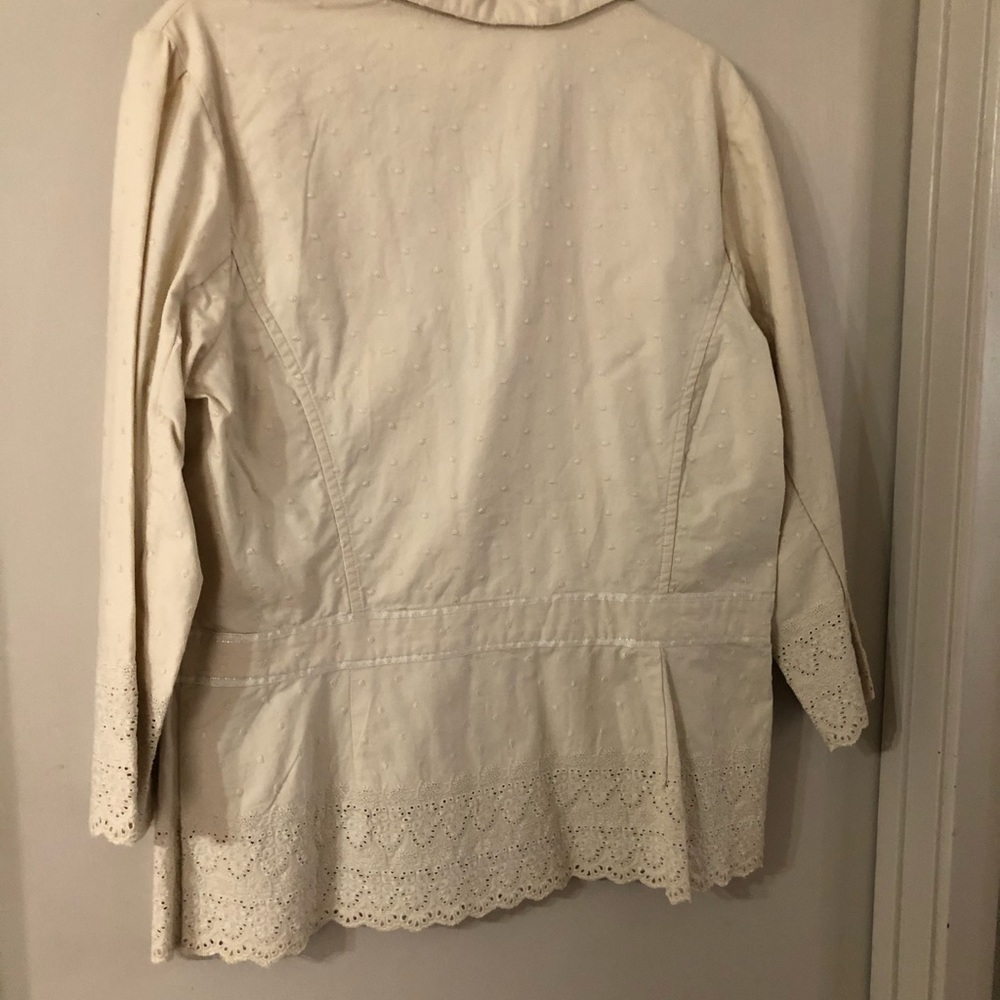Ladies light weight jacket. - Picture 2 of 3